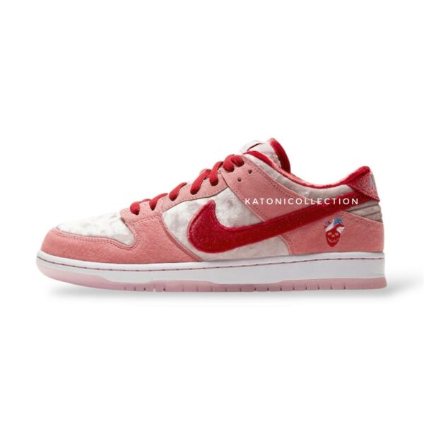 نایک اس بی دانک لو استرانگ لاو Nike SB Dunk Low Strange love